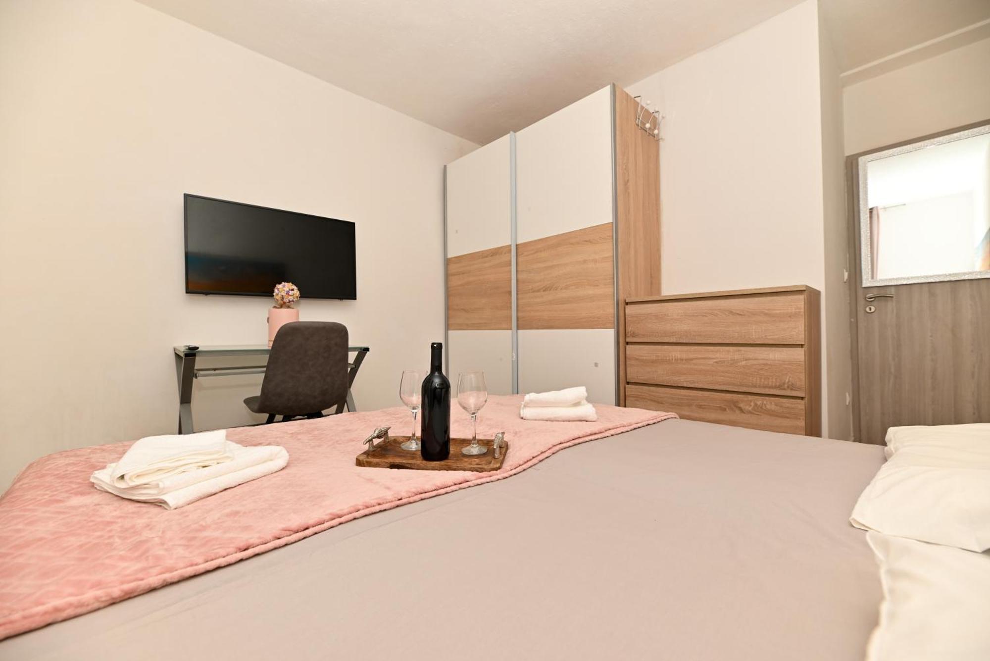 New,Close To The Beach Apartment With Domestic Olive Oil And Wine Trogir Eksteriør billede
